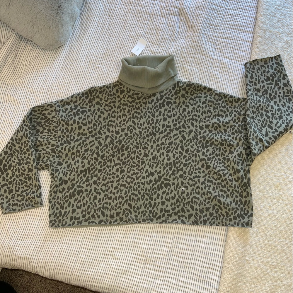 NWT AEO Green Leopard Turtleneck Cropped Sweatshirt medium